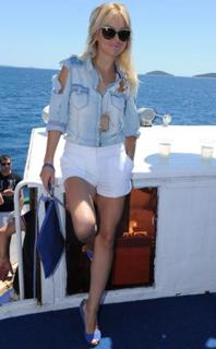 Maja Suput feet photo thumbnail