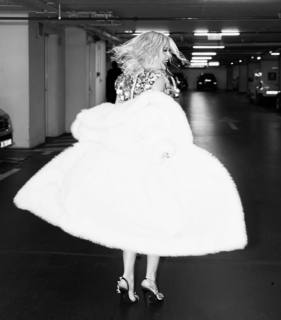 Maja Suput feet photo thumbnail