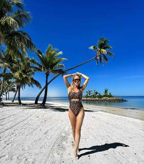 Maja Suput feet photo thumbnail