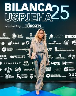 Maja Suput feet photo thumbnail