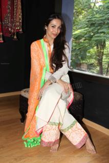 Malaika Arora feet photo thumbnail