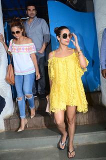 Malaika Arora feet photo thumbnail