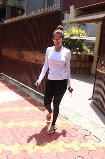 Malaika Arora feet photo thumbnail