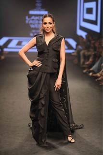 Malaika Arora feet photo thumbnail