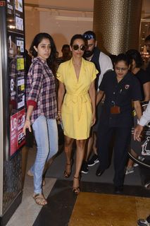 Malaika Arora feet photo thumbnail