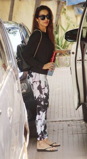 Malaika Arora feet photo thumbnail