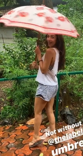 Malaika Arora feet photo thumbnail
