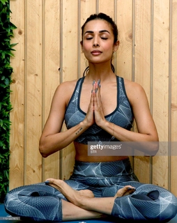Malaika Arora feet photo thumbnail