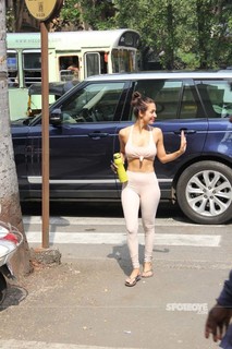 Malaika Arora feet photo thumbnail