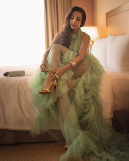 Malaika Arora feet photo thumbnail
