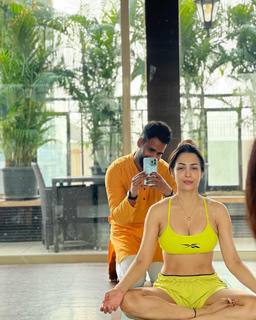 Malaika Arora feet photo thumbnail