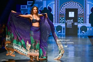 Malaika Arora feet photo thumbnail