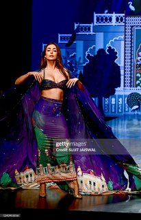 Malaika Arora feet photo thumbnail