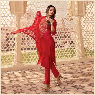 Malaika Arora feet photo thumbnail