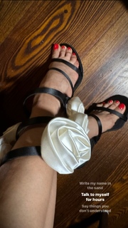 Malaika Arora feet photo thumbnail