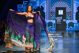 Malaika Arora feet photo thumbnail