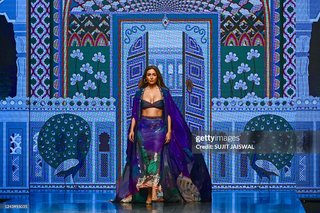Malaika Arora feet photo thumbnail