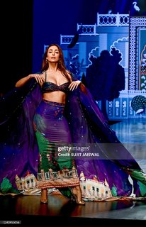 Malaika Arora feet photo thumbnail