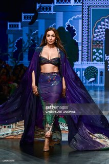 Malaika Arora feet photo thumbnail