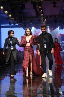 Malaika Arora feet photo thumbnail