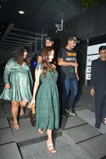 Malaika Arora feet photo thumbnail