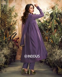 Malaika Arora feet photo thumbnail