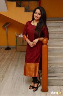 Malavika Menon feet photo 4
