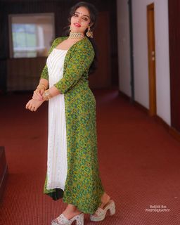 Malavika Menon feet photo 20