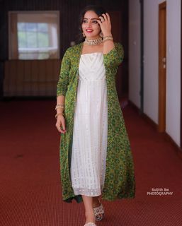 Malavika Menon feet photo 19