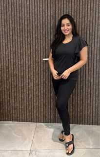 Malavika Menon feet photo 8