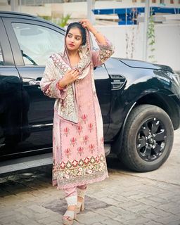 Malavika Menon feet photo 14
