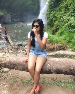 Malavika Mohanan feet photo thumbnail