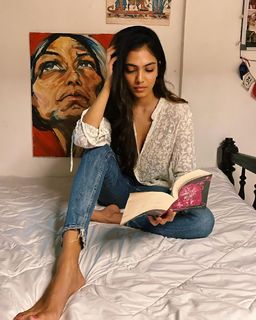 Malavika Mohanan feet photo thumbnail