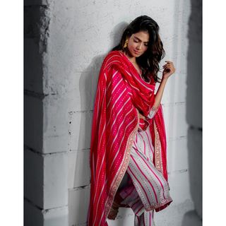 Malavika Mohanan feet photo thumbnail
