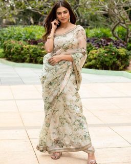 Malavika Mohanan feet photo thumbnail