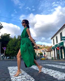 Malavika Mohanan feet photo thumbnail