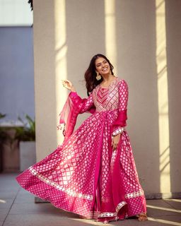 Malavika Mohanan feet photo thumbnail