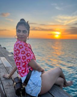 Malavika Mohanan feet photo thumbnail