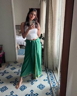 Malavika Mohanan feet photo thumbnail