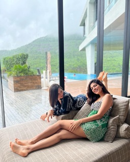 Malavika Mohanan feet photo thumbnail