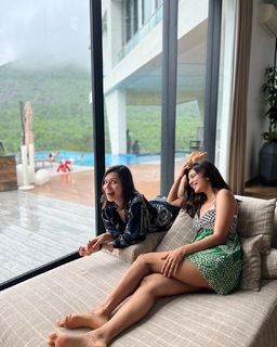 Malavika Mohanan feet photo thumbnail