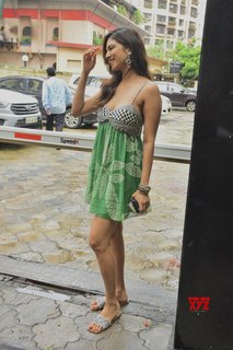 Malavika Mohanan feet photo thumbnail