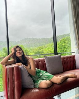 Malavika Mohanan feet photo thumbnail