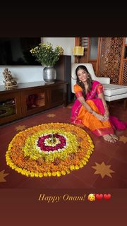 Malavika Mohanan feet photo thumbnail