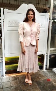 Malavika Mohanan feet photo thumbnail