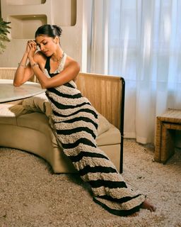 Malavika Mohanan feet photo thumbnail