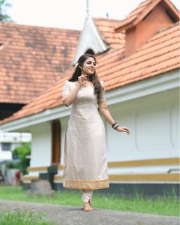 Malavika Wales feet photo 7