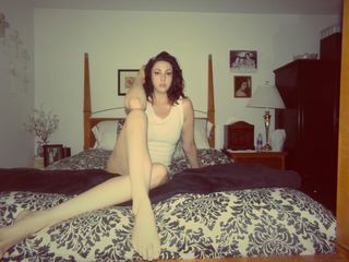 Malia Arrayah feet photo 12