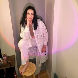 Malia Arrayah feet photo 4