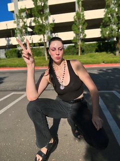 Malia Arrayah feet photo 2